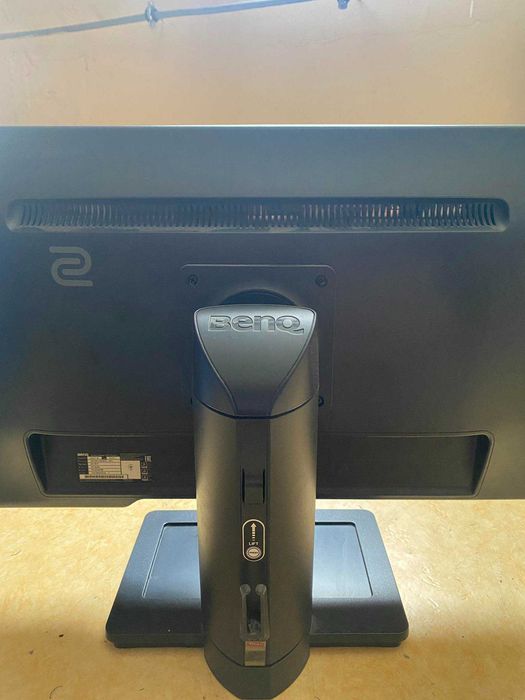 Настолен компютър и монитор