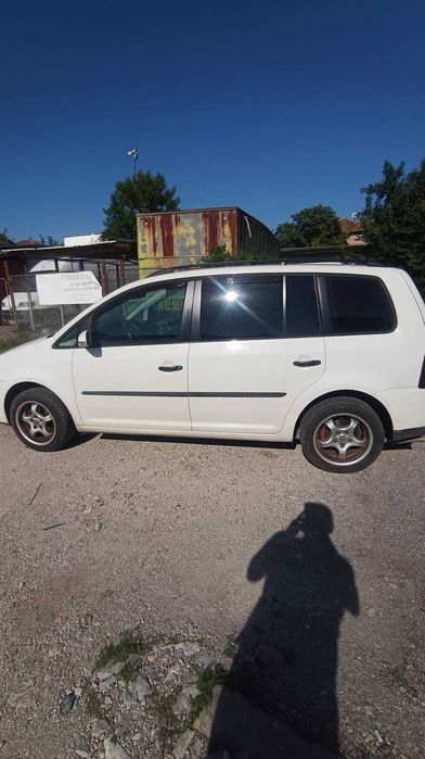 Перфектен запазен автомобил VOLKSWAGEN TOURAN