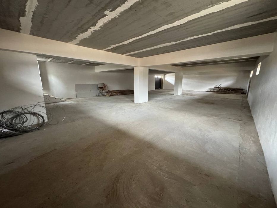 Katta yo'l bo'yida 240 kv metr