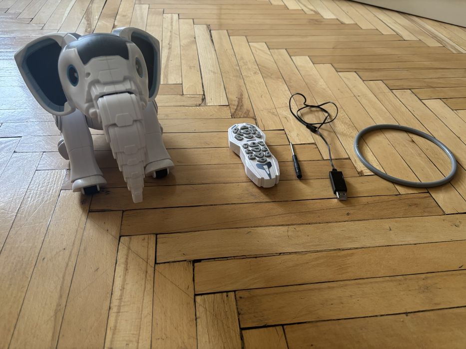 ROBOT - слоник на дистанционном управлении