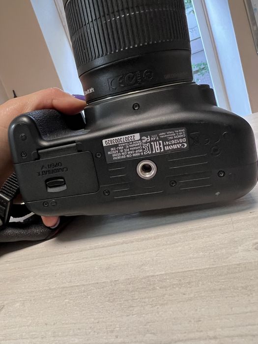 Canon 2000D + obiectiv 18-55 Efs