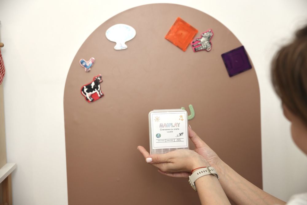 Tabla magnetica adeziva Arkolino, 60x100 cm + CADOU set 5 creioane