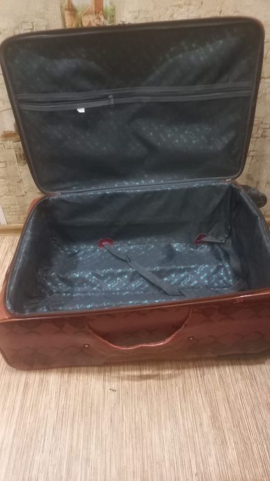 Продам чемодан дорожный.