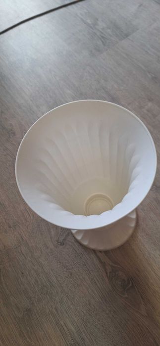 Пластмасова ваза за цветя - бяла