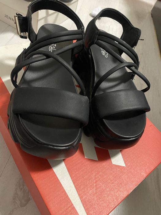 Чисто нови сандали на платформа 35 номер