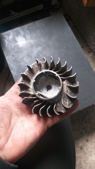 Vand carburatoare sthil tot ce se vede in poza...