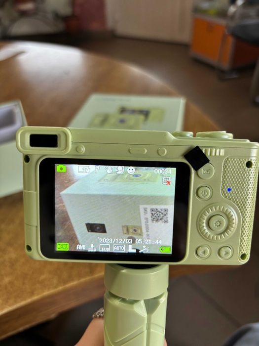 Camera digitala, echipata cu trepied, 1080p, zoom