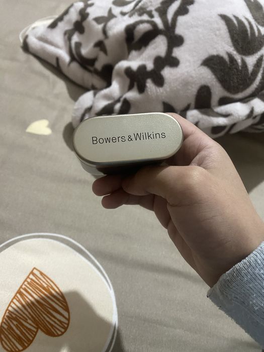 Căsti bowers&wilkins model p17 castile arata bine au cateva  zgarieturi pe carcasa dar in rest nu au nimic  pretul este negociabil predare personala