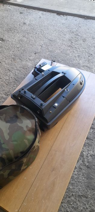 Лодка за захранка със сонар и GPS