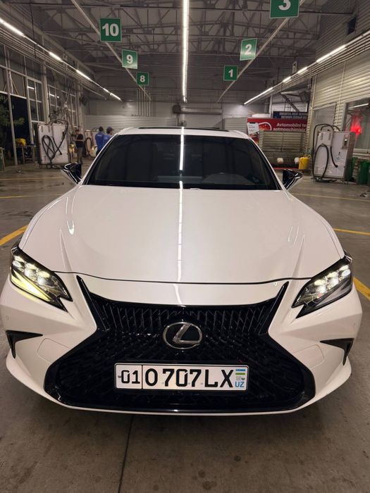 Lexus ES350.