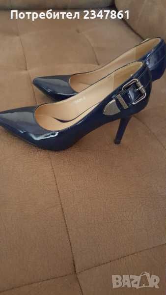 Тъмно сини лачени обувки