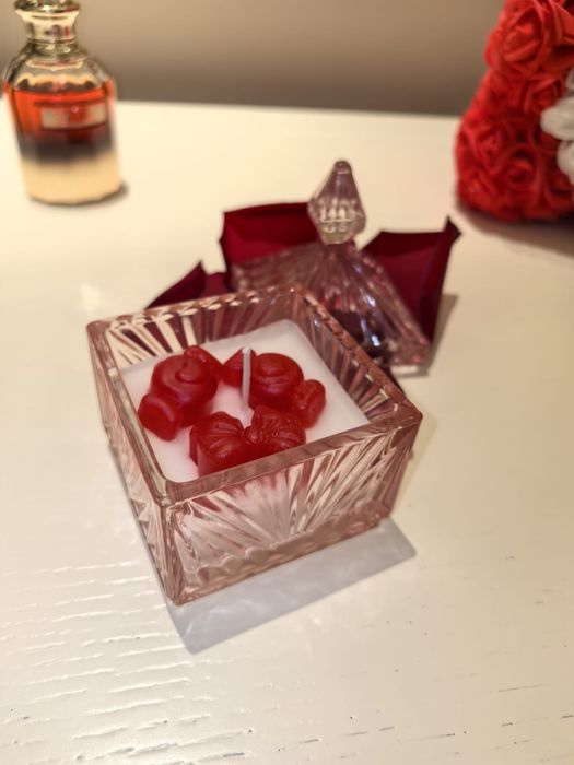 Lumânare handmade cu bomboane, în recipient din sticlă