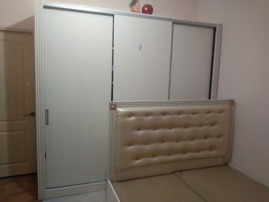 Продам спальный гарнитур шкаф диван тримо 2шт тумба