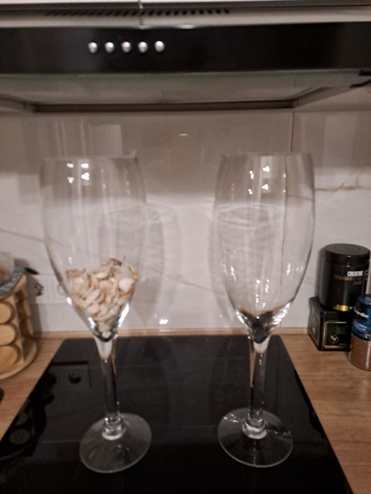 Продам стеклянные  шампанки