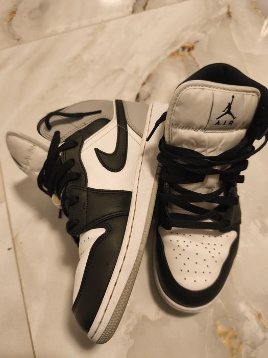 Vând Jordan 1 mid !
