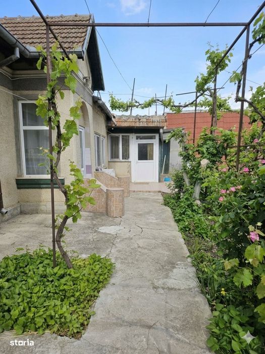Casa 3 camere, curte 400mp, Brătianu