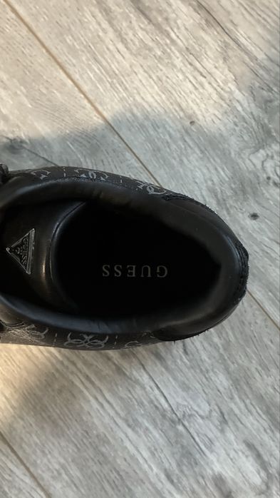 Оригинални обувки Guess