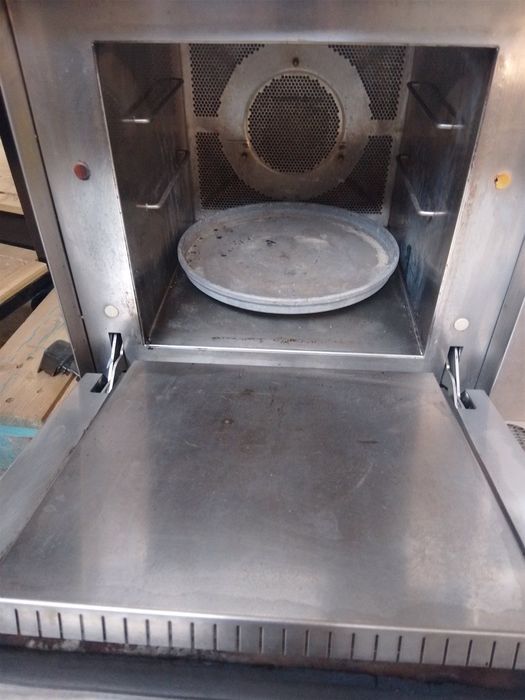 Продава се професионална фурна Merrychef Eikon e3