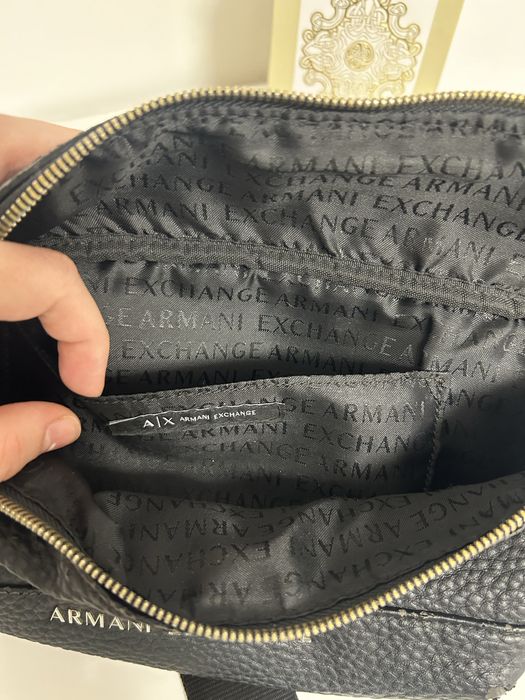 Продавам мъжка чанта Armani Exchange.