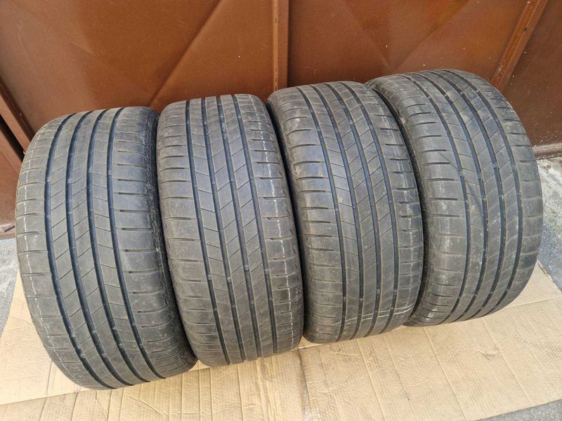 4 Bridgestone R18 225/40
летни гуми 
DOT5023