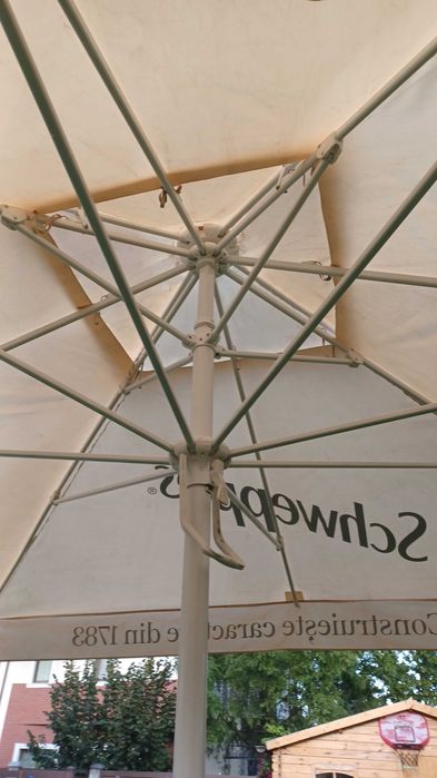 Umbrelă de terasă profesională de 3,5 metri, cu design Schweppes. Ideală pentru a oferi umbră și protecție în grădină sau pe terasă. ID: 308959390