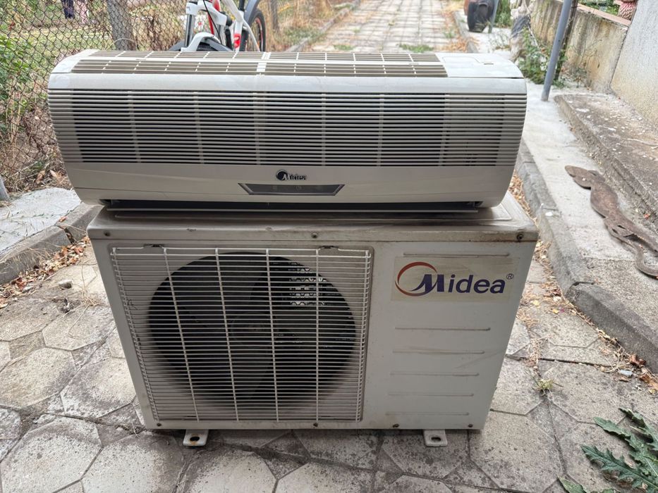 Бял климатик Midea