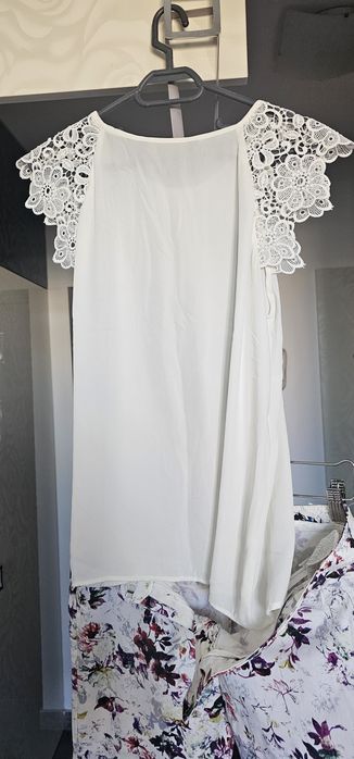 Pantalon casual Mohito și bluză Zara.