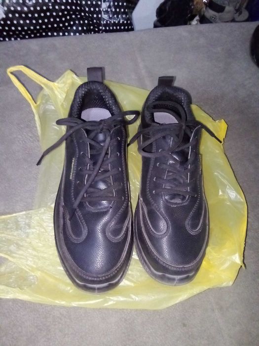 Продам ботинки с железным носом