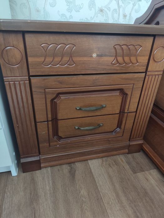 Две тумбы тяжёлые