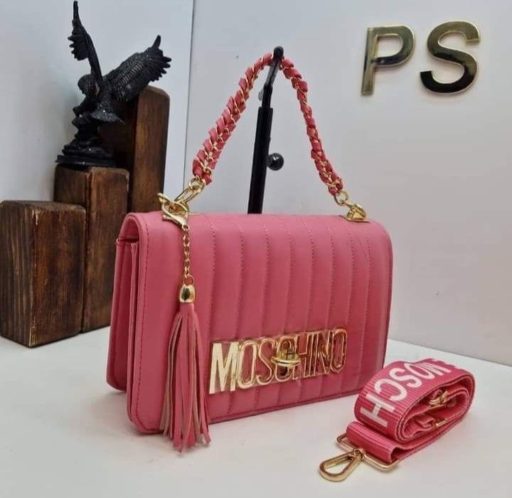 Geanta Moschino, logo metalic auriu, super model