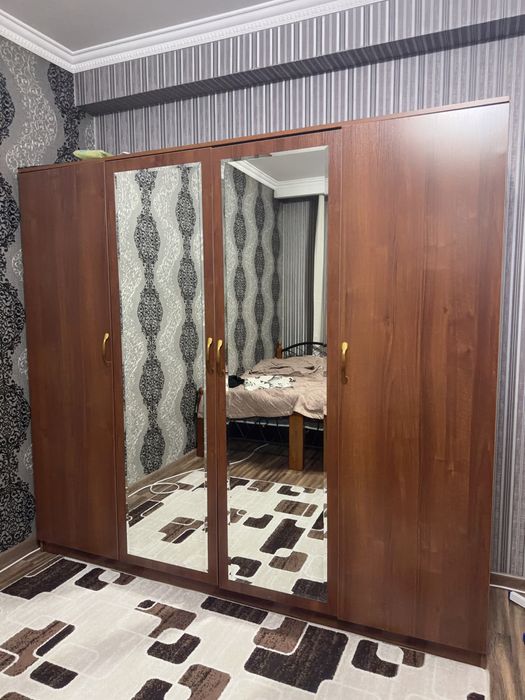 Кровать, шифоньер, стол, тумба.