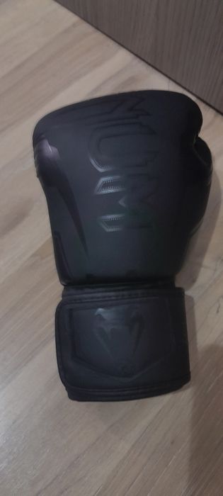 Боксёрский перчатки и шлем