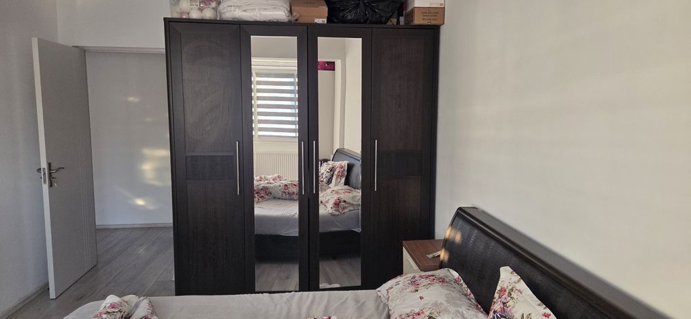 Vand dulap din lemn masiv maro cu oglinda