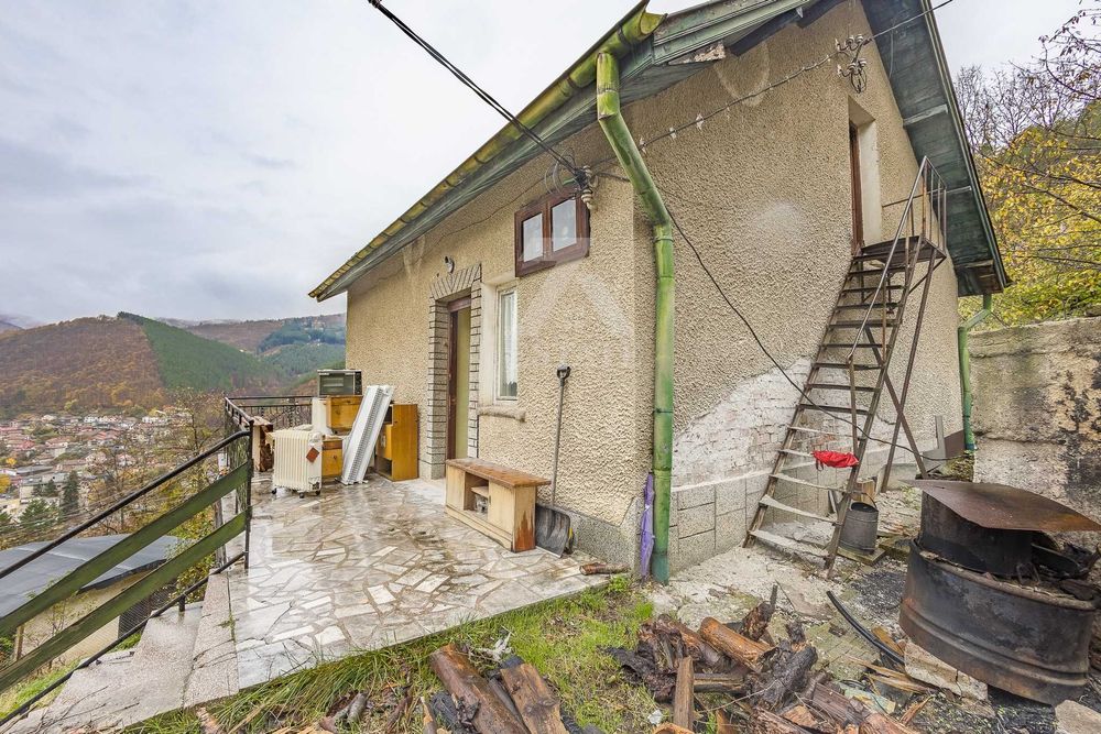 Продава се 2-етажна къща в гр. Своге