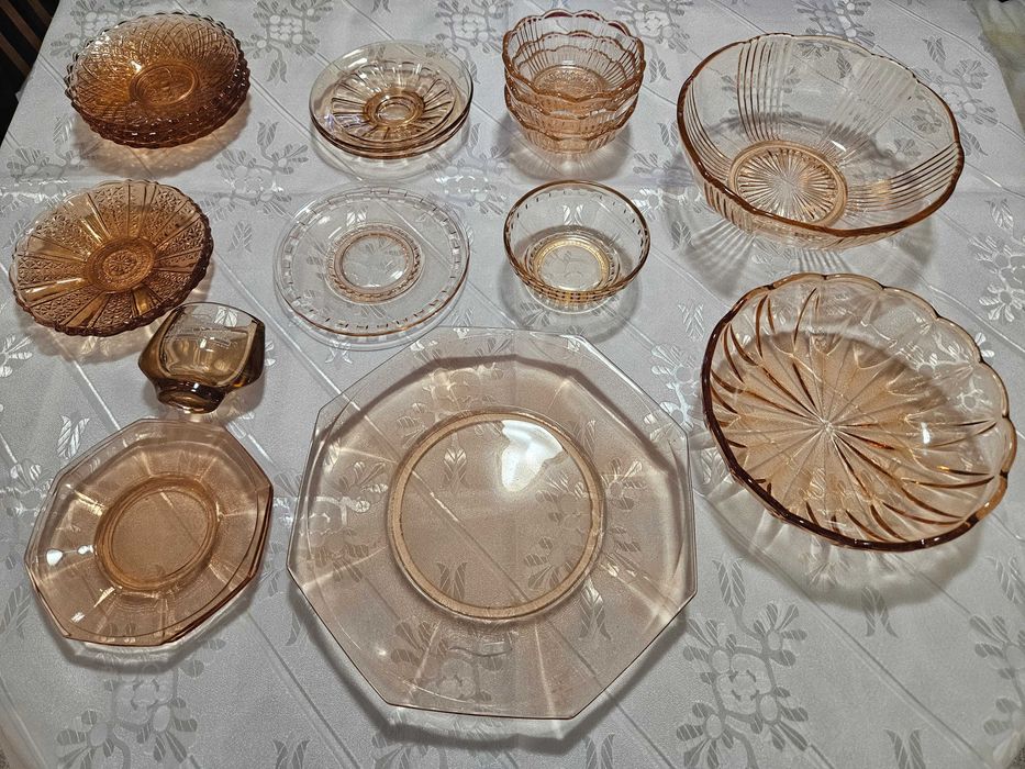 Ретро съдове от цветно стъкло за допълване на сервизи