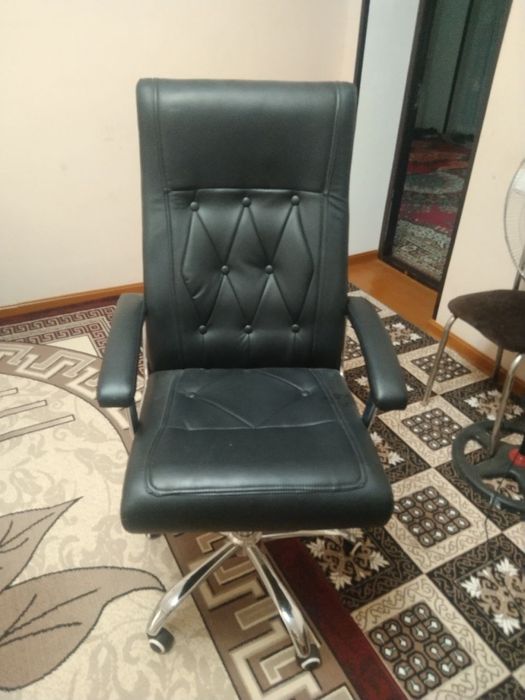 Офисни кресло сотилади