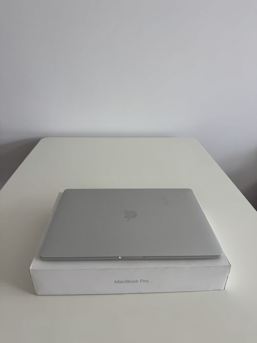 MacBook Pro 16 2018 i7 / 16GB RAM / 1TB SSD / Touch Bar / Baterie noua, schimbata cu factura si garantie anul trecut