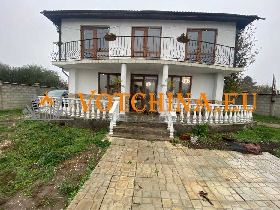 Двуетажна къща с двор в село Безводица