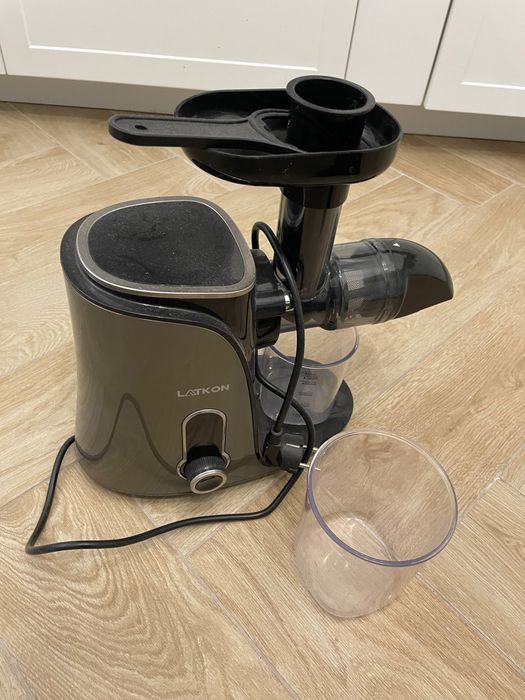 Storcator fructe și legume cu presa la rece.