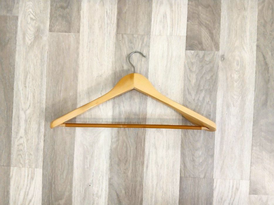 Деревянная вешалка
