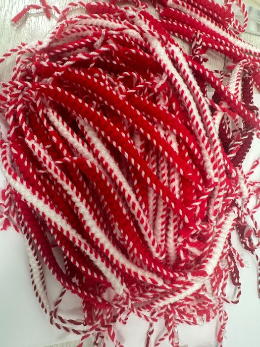 Мартеници ръчно плетени