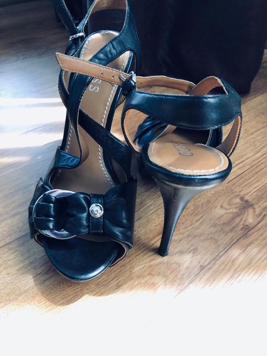 Sandale Guess 37 cu platformă comode .