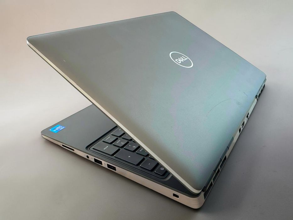 Dell Precision 7560 15,6 Full UHD i7-11850H 32RAM 512GB SSD RTX A3000 Перфектен! Гараниця!