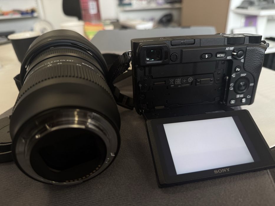 Безогледална камера Sony a6400 с обектив на sigma