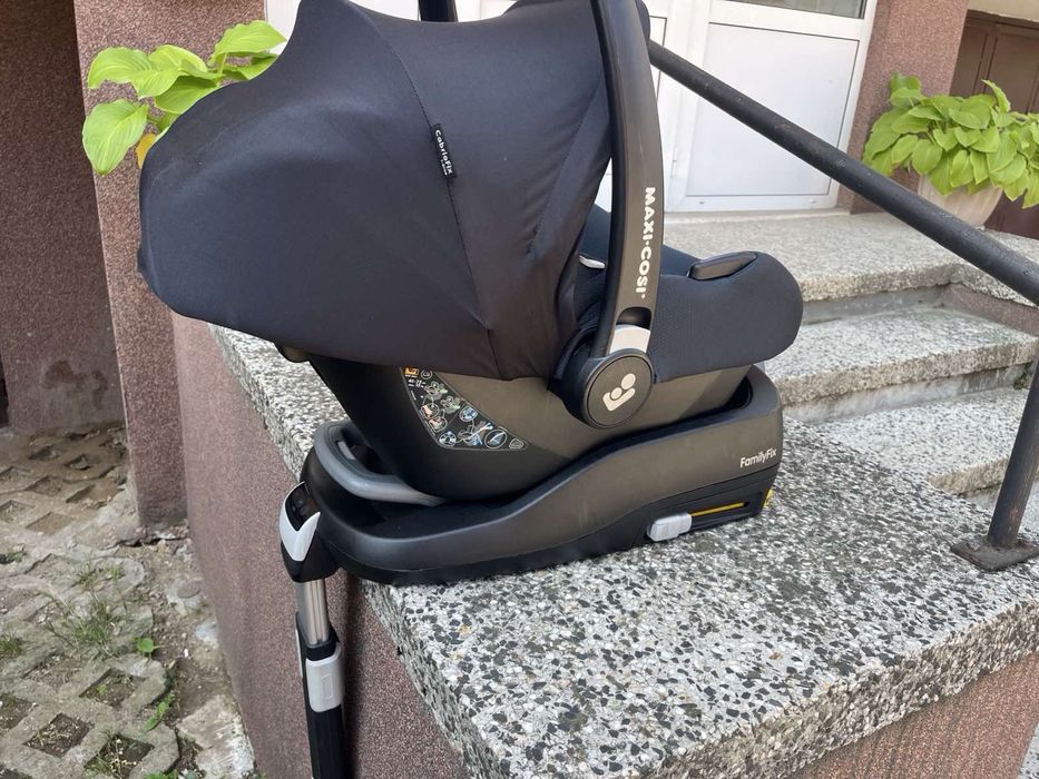 Комплект столче за кола Maxi-Cosi CabrioFix I-Size Essential Black, черно и CabrioFix I-Size Base