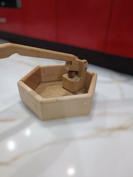 Орехотрошачка     .