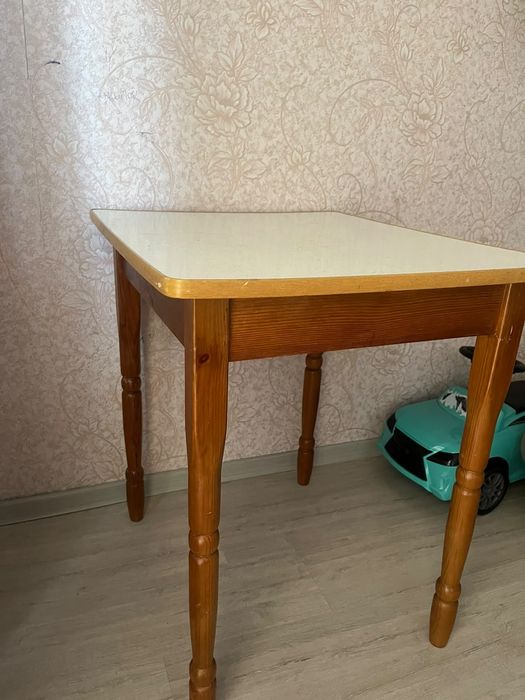 Срочно продам стол с одним стулом