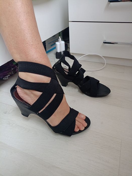 Vând sandale dama,noi,mărimea 39,produs de calitate.