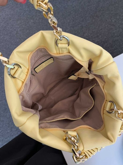 Жълта чанта с вътрешни джобове