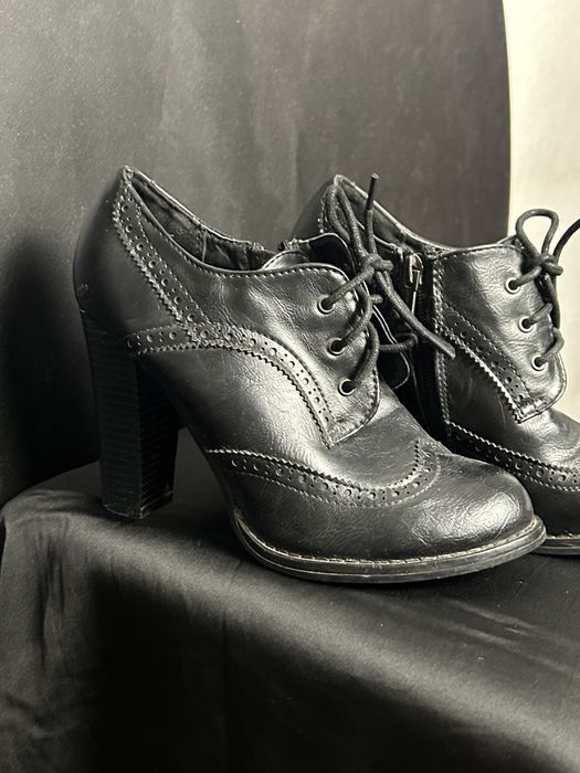 Закрытые туфли на шнуровке
